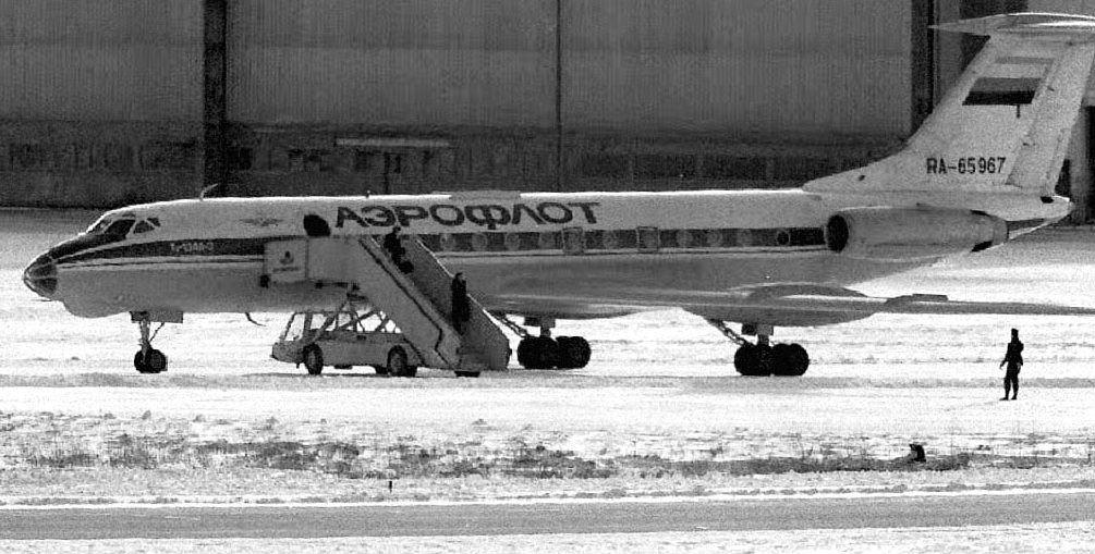 Två passagerare lämnar ett plan som kaparen slog till mot på Arlanda februari 1993.