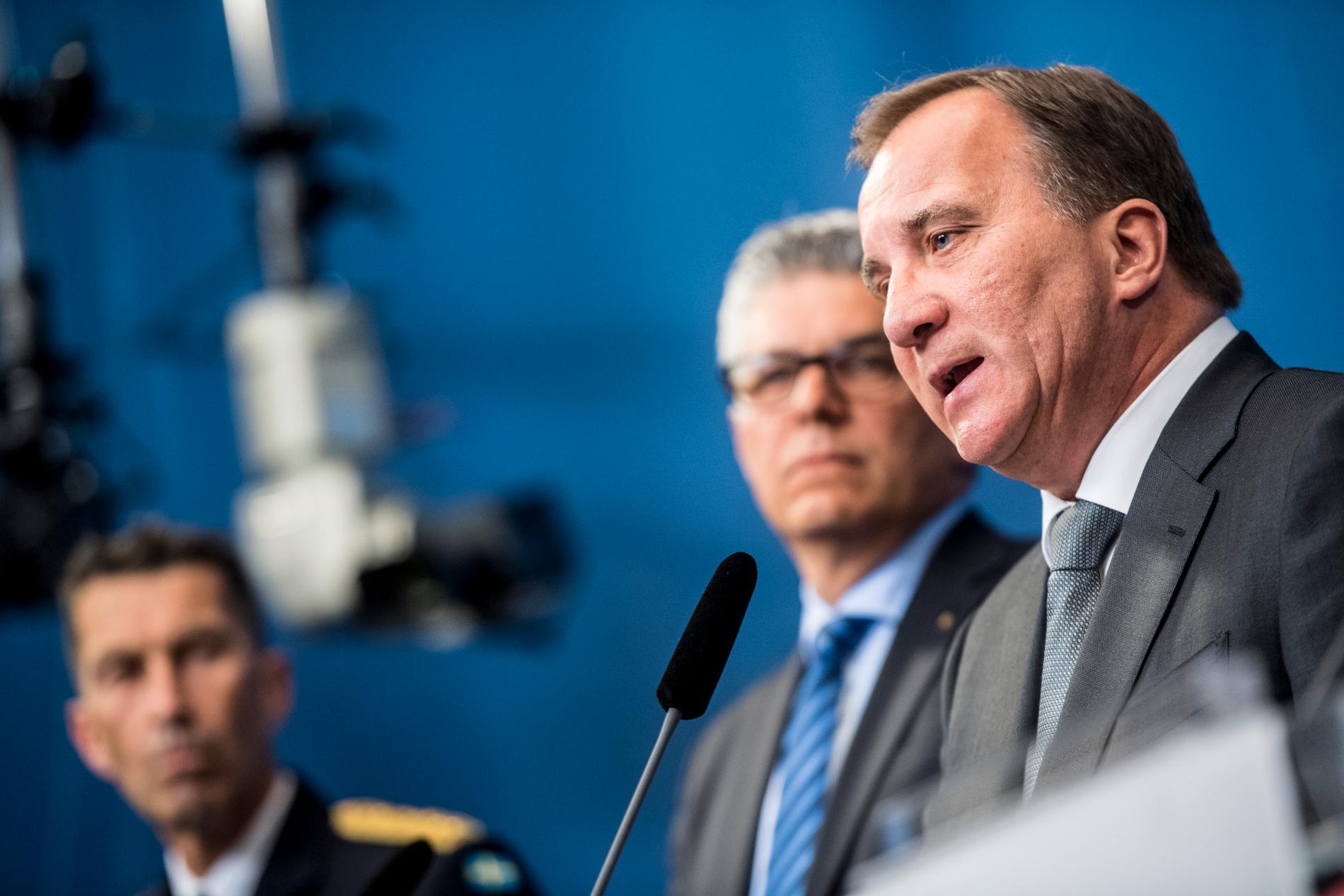 Överbefälhavare Micael Bydén, Säpochefen Anders Thornberg och statsminister Stefan Löfven vid en pressträff om säkerhetsläckaget vid Transportstyrelsen.