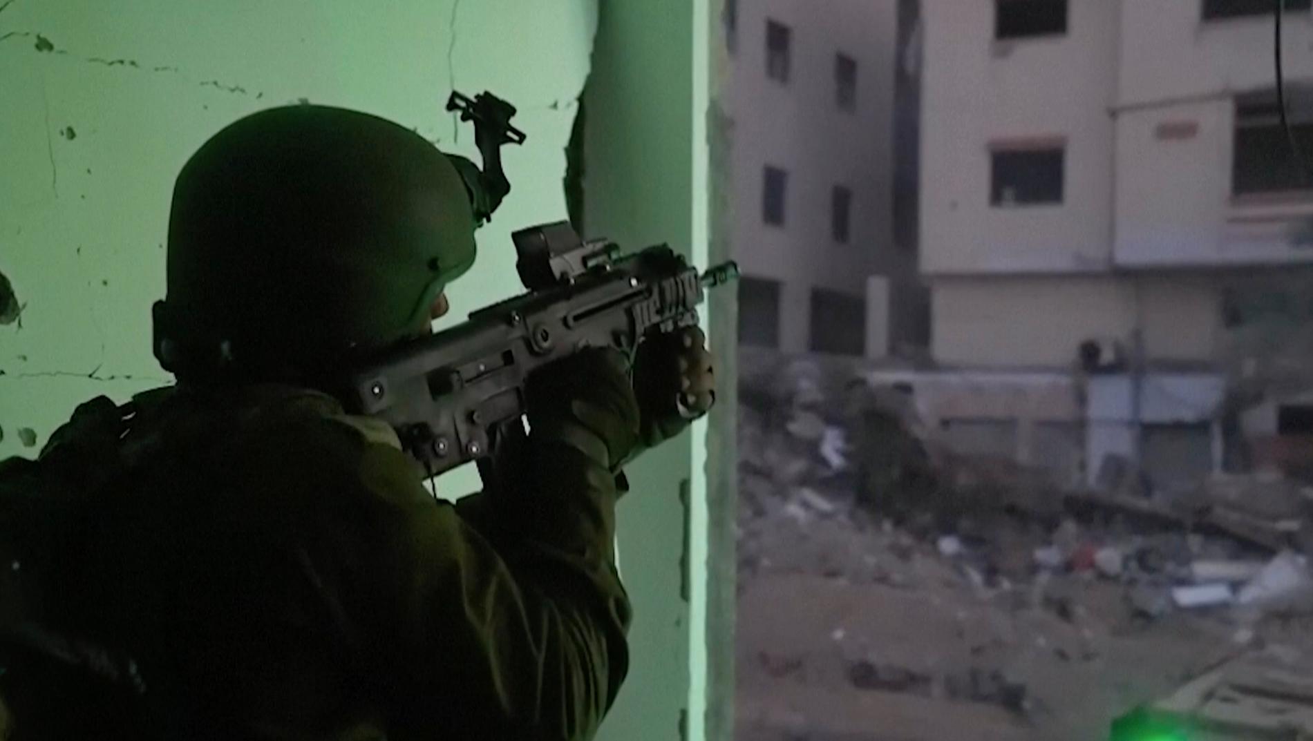 En israelisk soldat i Gaza City.