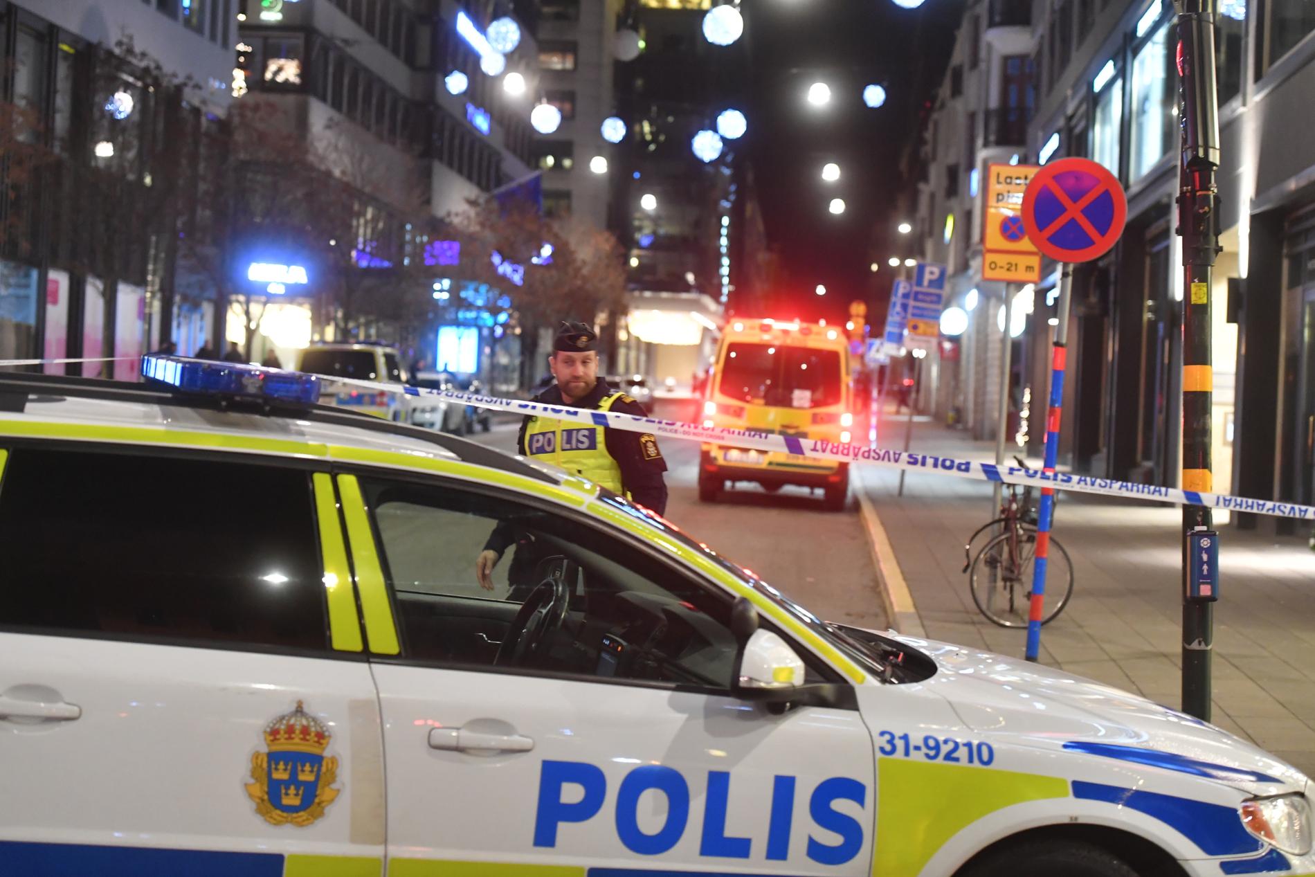 Flera personer skadades i ett knivbråk på Regeringsgatan i centrala Stockholm.