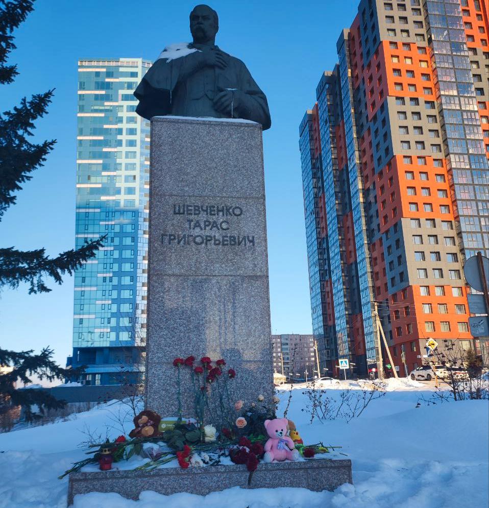 Blommor vid Taras Sjevtjenko-statyn i Novosibirsk.