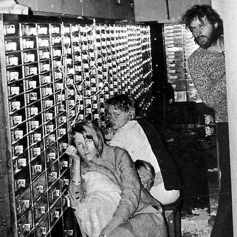 Fångarna i valvet Clark Olofsson och gisslan, fotograferade med polisens nedhissade kamera, i bankvalvet under Norrmalmstorgsdramat 1973.