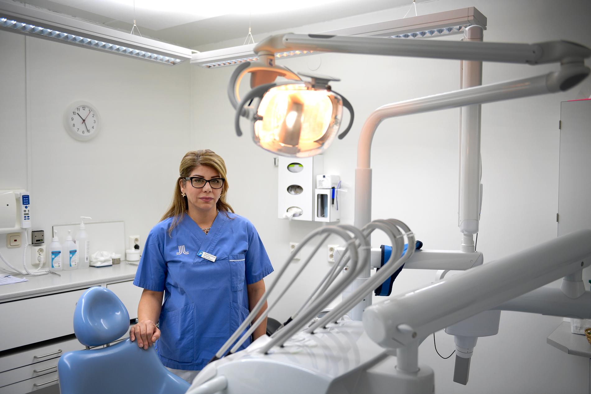 Saeideh Solimani, klinikchef på Folktandvården i Rinkeby, möter många patienter som dragit sig för att gå till tandläkaren på grund av att de inte anser sig ha råd. Ofta är deras tandvårdsbehov både stora och komplexa.