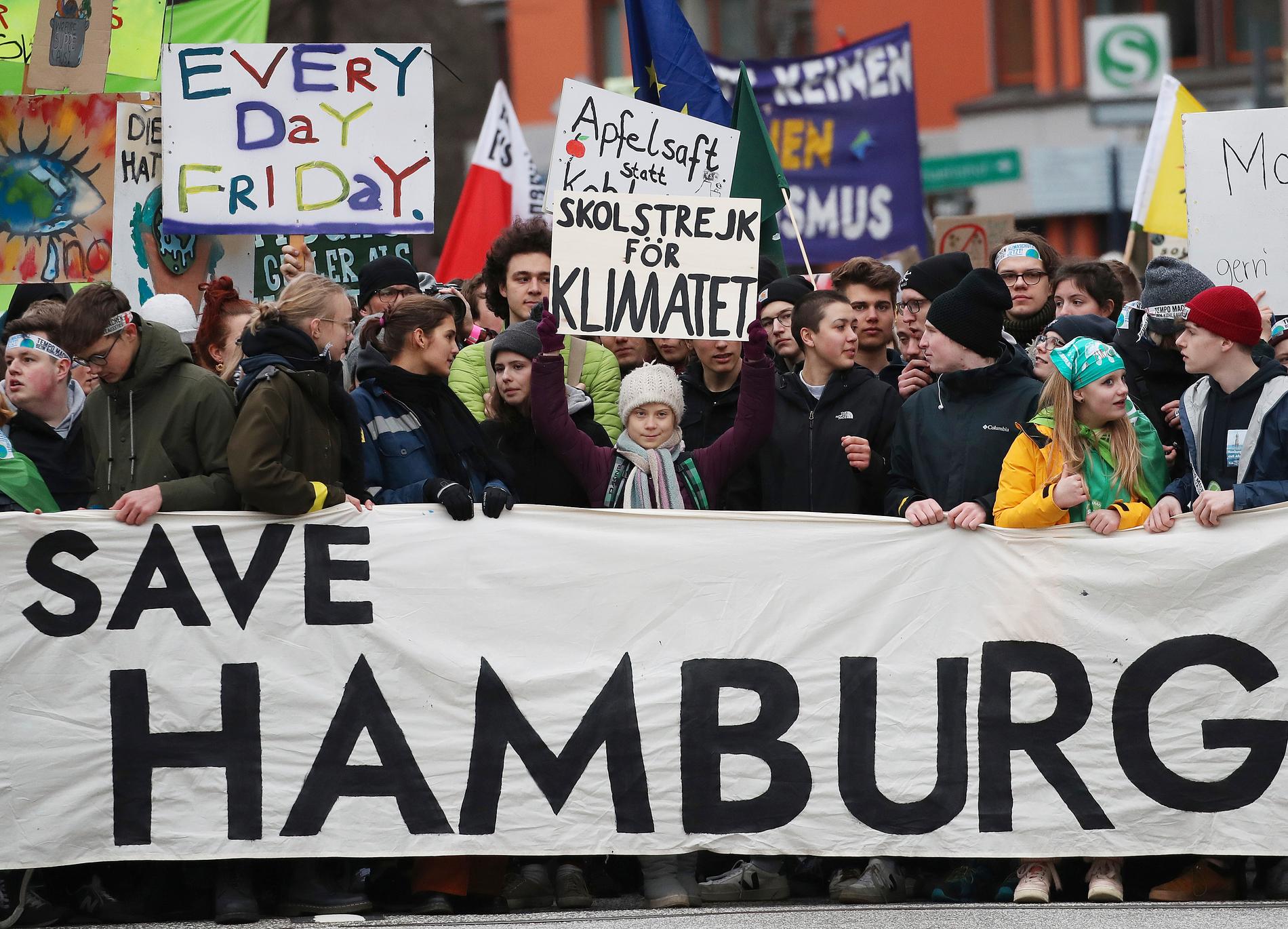 Klimataktivisten Greta Thunberg omgiven av demonstranter i Hamburg.