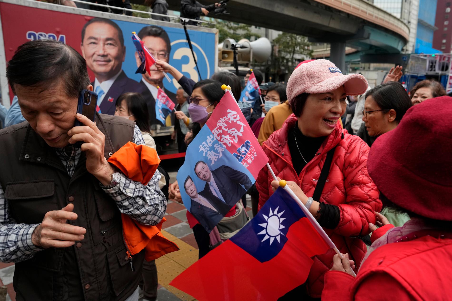 Anhängare till det oppositionskandidaten Hou Yu-Ih (KMT) vid ett valmöte i huvudstaden Taipei tidigare i veckan.
