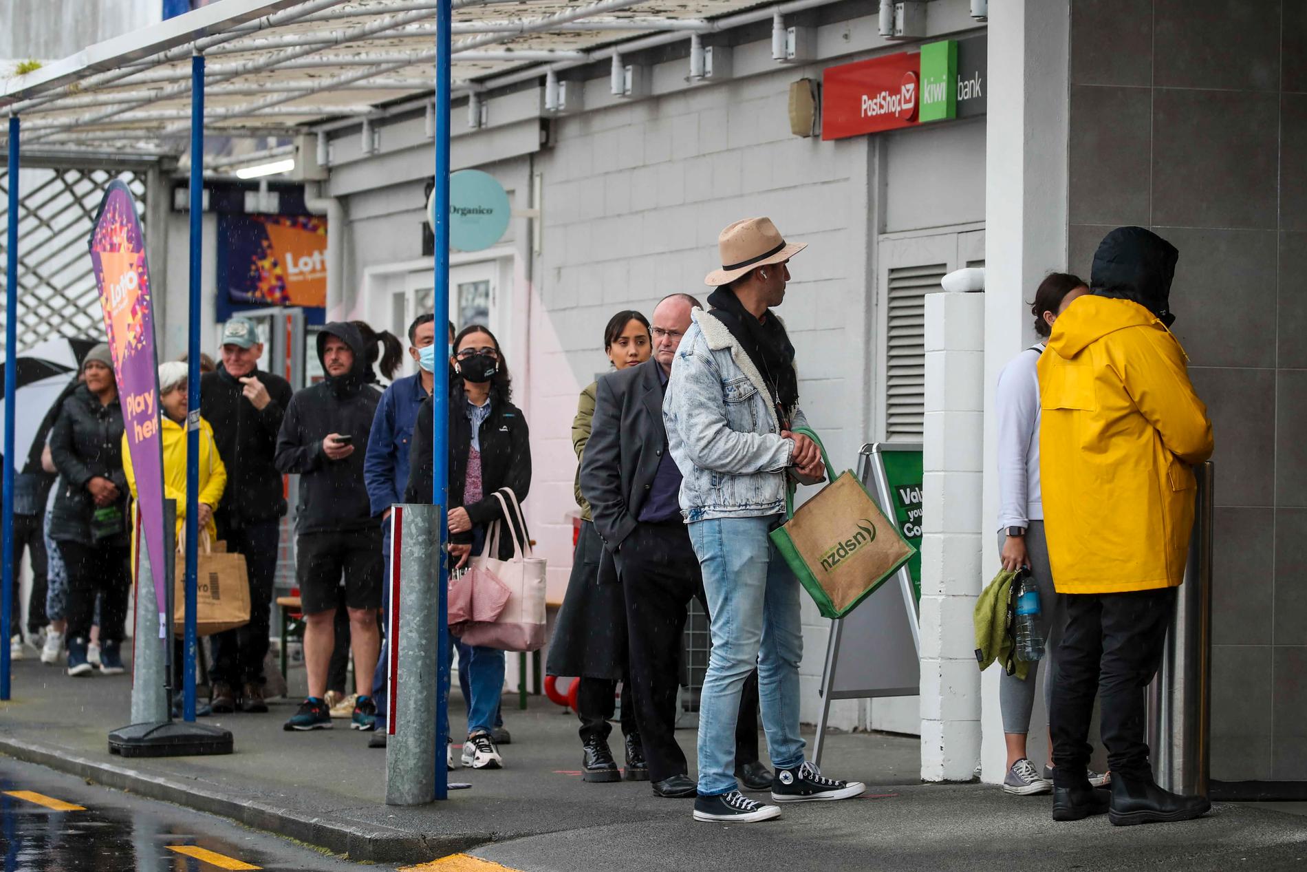 Människor i kö till mataffären i Auckland.