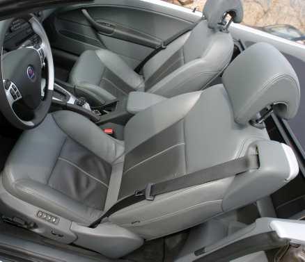 Vi gillar med Saab Saab har integrerat bälte i stolen. Det sitter alltid rätt och är aldrig i vägen för baksätespassagerare som vill kliva i och ur.