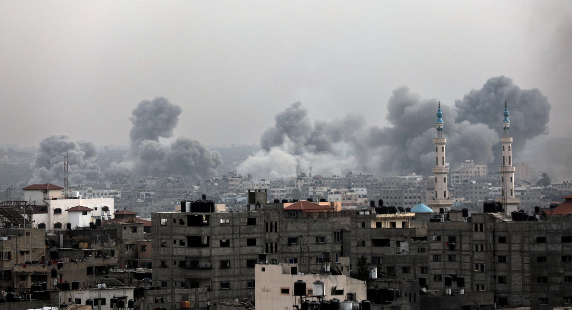 Israel uppger att man under natten genomfört ett stort antal attacker mot Gaza.