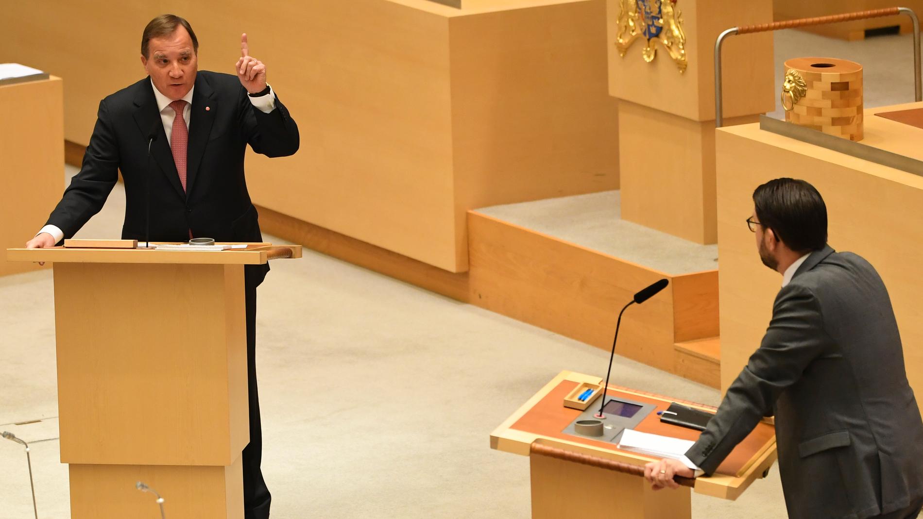 Statsminister Stefan Löfven (S) och Jimmie Åkesson (SD) i riksdagsdebatt i oktober. Arkivbild.