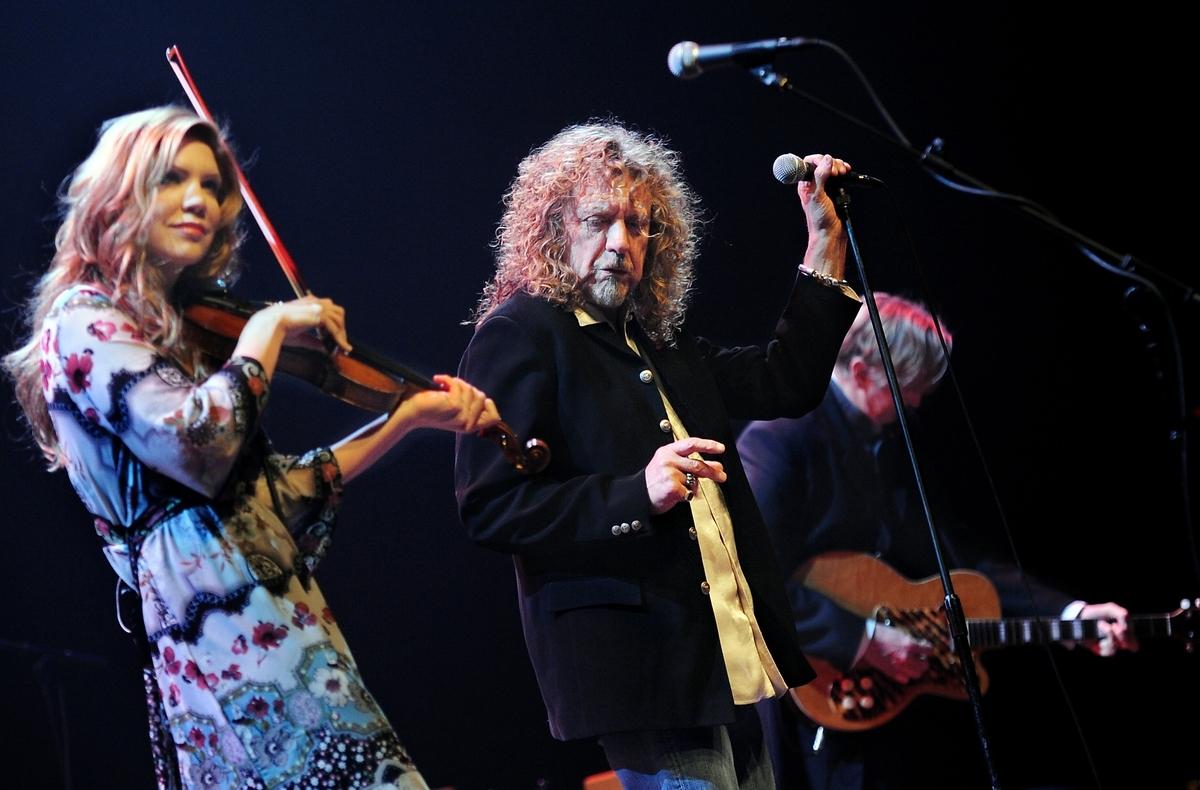 DElikat show Alison Krauss och Robert Plant framkallar harmonirysningar under den två timmar korta konserten.