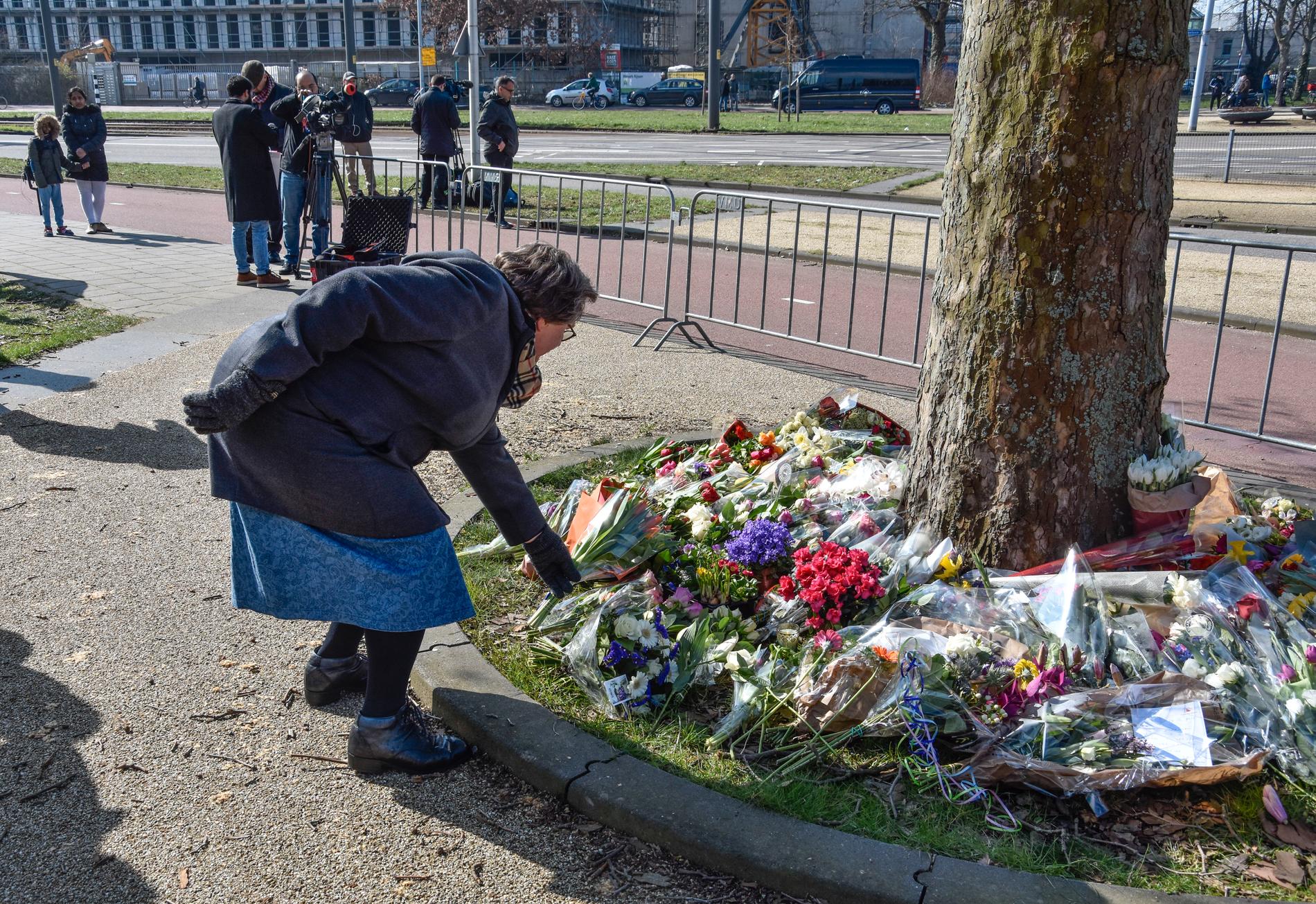 Vid ett träd nära brottsplatsen på 24 oktober-torget växer en blomsterhög upp när Utrecht-bor kommer förbi för att hedra offren.