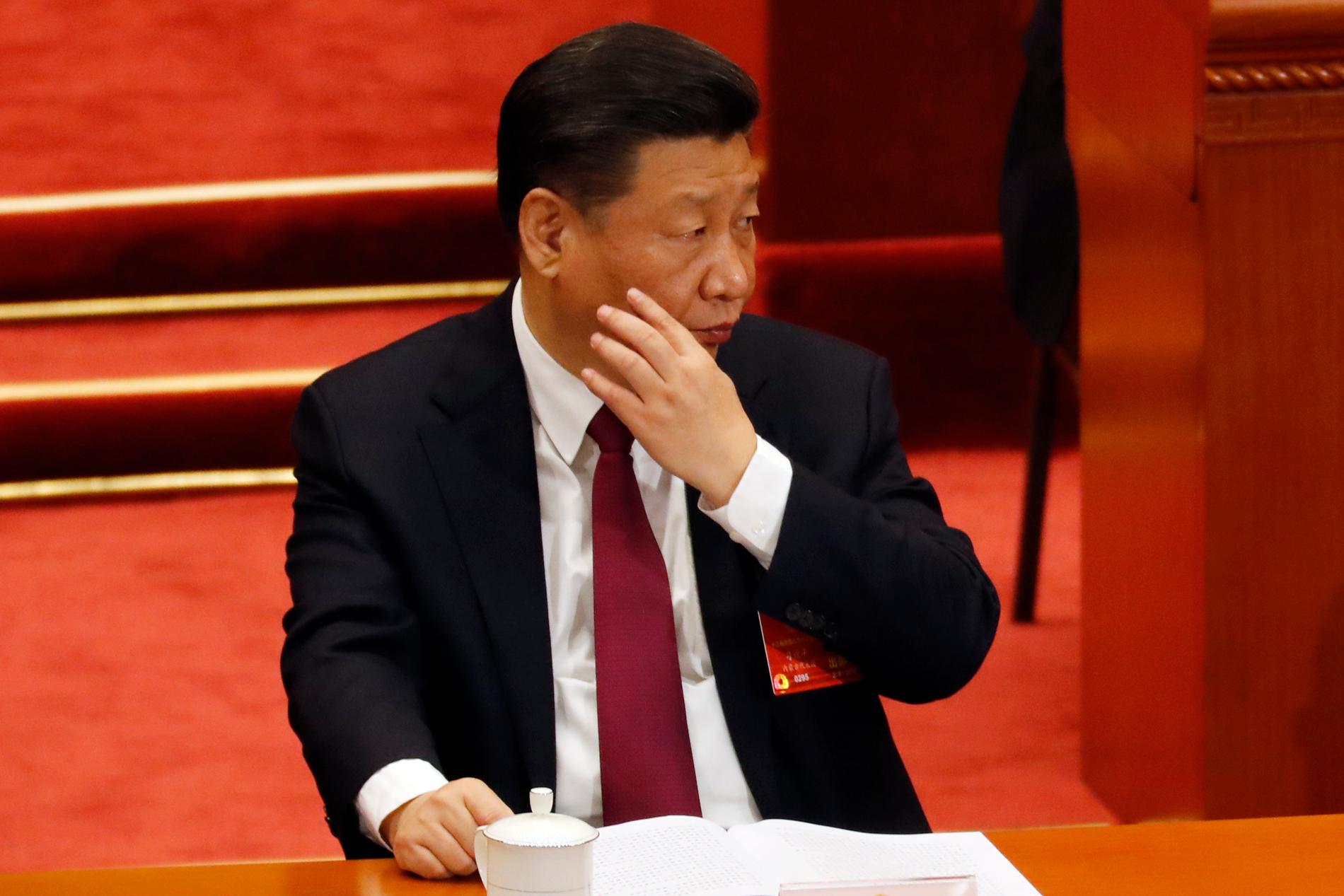 Xi Jinping – ännu inte president på livstid. Bilden är från måndagens sammanträde.