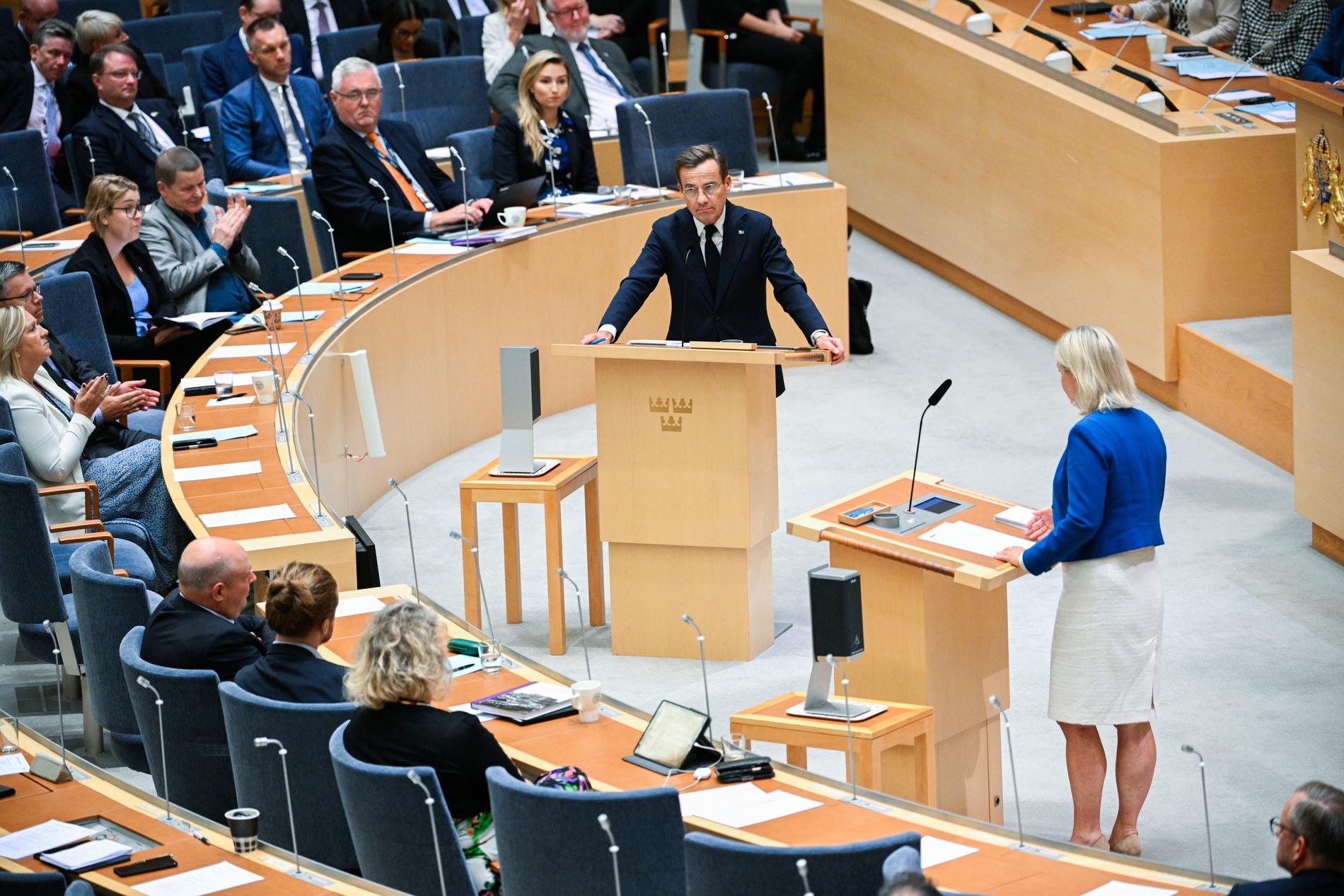 Statsminister Ulf Kristersson (M) och Socialdemokraternas partiledare Magdalena Andersson (S) vid höstens första partiledardebatt i riksdagen.
