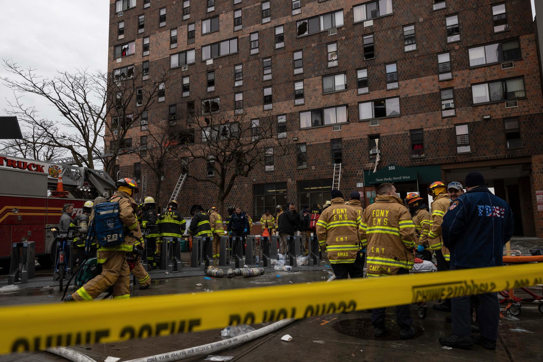 17 människor dog i branden i Bronx. 
