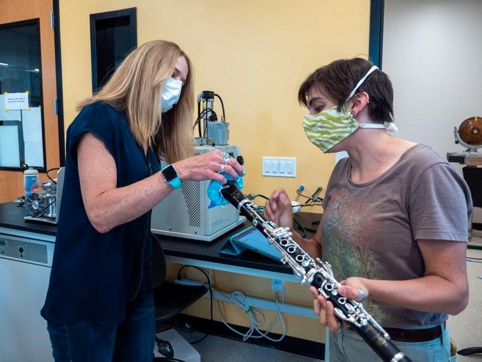 Shelly Miller (vänster) och Tehya Stockman vid Univeristy of Colorado i Boulder gör ett skytt till en klarinett med hjälp av material som används i munskydd.