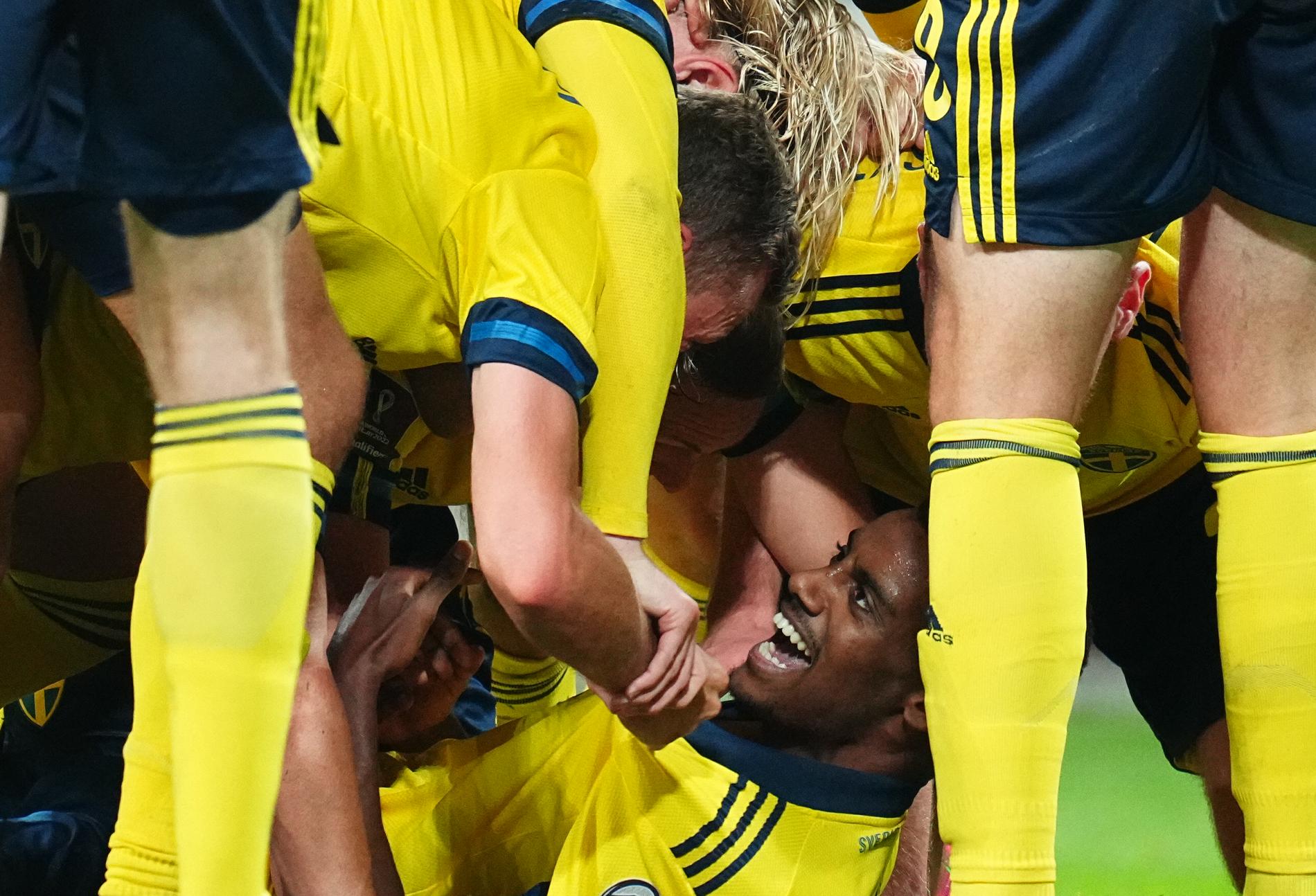 Sverige firar efter Alexander Isaks 2–0 mot Kosovo.