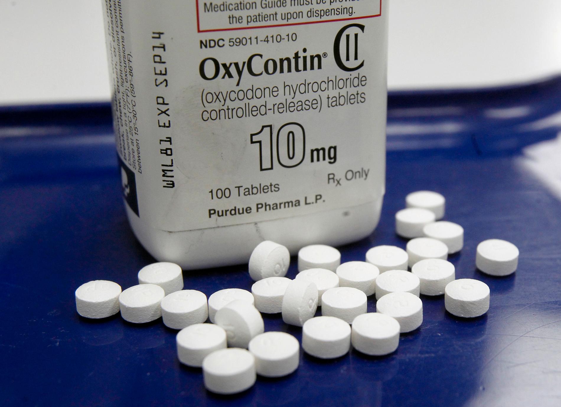 De smärtstillande tabletterna OxyContin är en starkt bidragande orsak till opiatepidemin i både USA och Sverige.