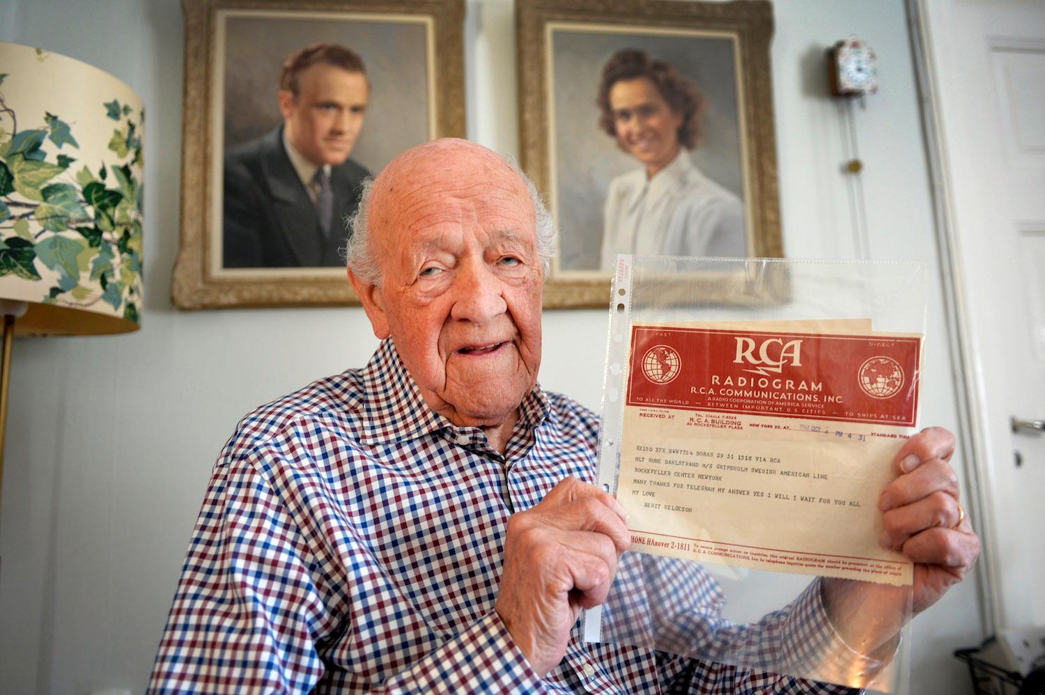 – Vi gjorde en otrolig insats egentligen, men i Sverige är  det ganska okänt, berättar Rune Dahlstrand, 97, som under alla år till sjöss fick brev från sin fästmö Berit.
Han har också skrivit en bok och är ute och föreläser om sina äventyr.