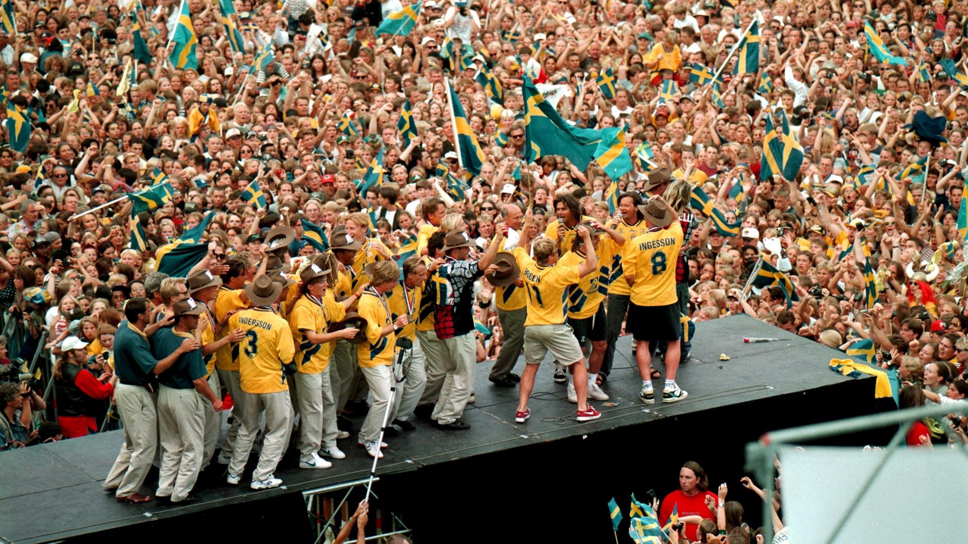 Svenska fotbollslandslaget möttes av närmare 60 000 jublande personer i Rålambshovsparken efter hemkomsten från fotbolls-VM i USA.