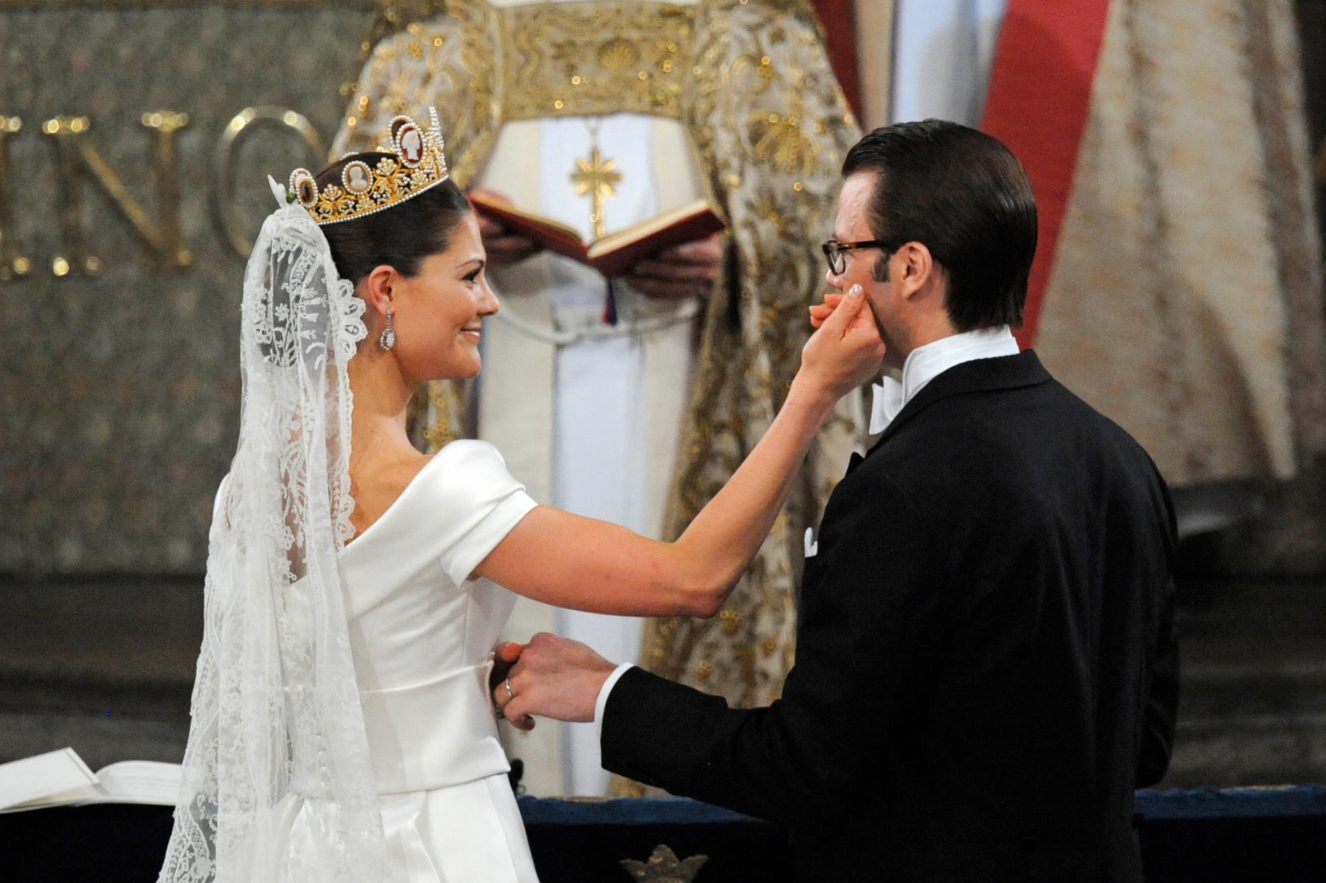 Kronprinsessan Victoria och Daniel Westling växlar ringar vid vigselceremonin i Storkyrkan.