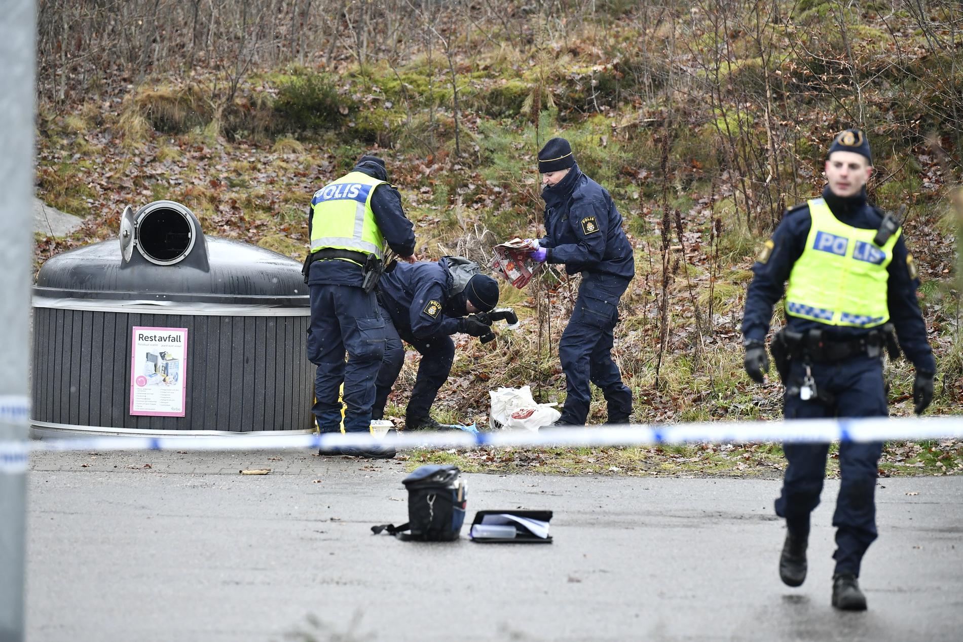 En kvinna med stickskador hittades på fredagsmorgonen utomhus i Mölnlycke, öster om Göteborg.