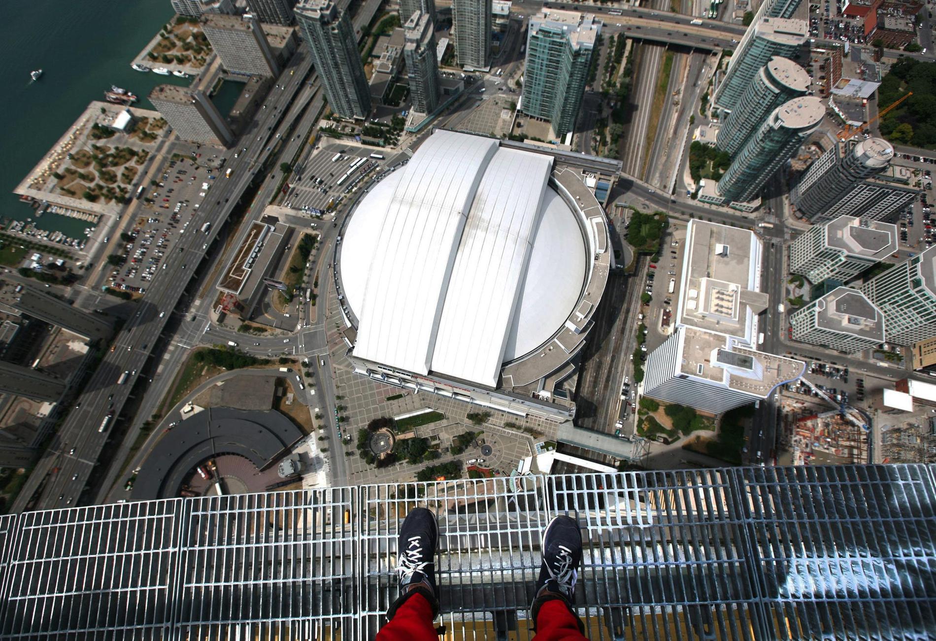 Titta inte ner... Men gör du det ändå ser du taket på arenan Rogers Centre, där basebollaget Toronto Blue Jays spelar sina hemmamatcher.