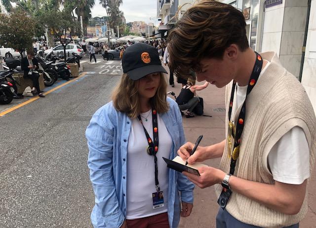 Edvin Ryding möter ett fan i Cannes.