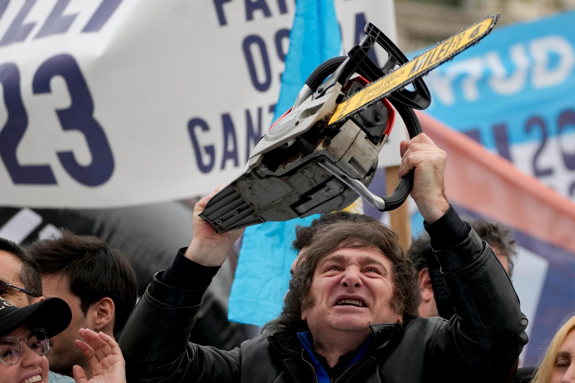 Javier Milei med sin favoritgimmick, motorsågen som ska symbolisera hur mycket han tänker kapa statens utgifter om han vinner presidentvalet i Argentina.