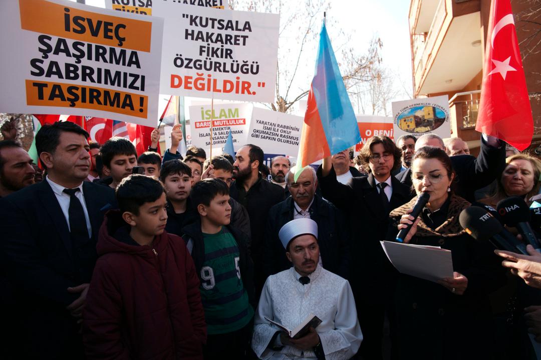 Flera demonstranter utanför Sveriges ambassad i Ankara. 