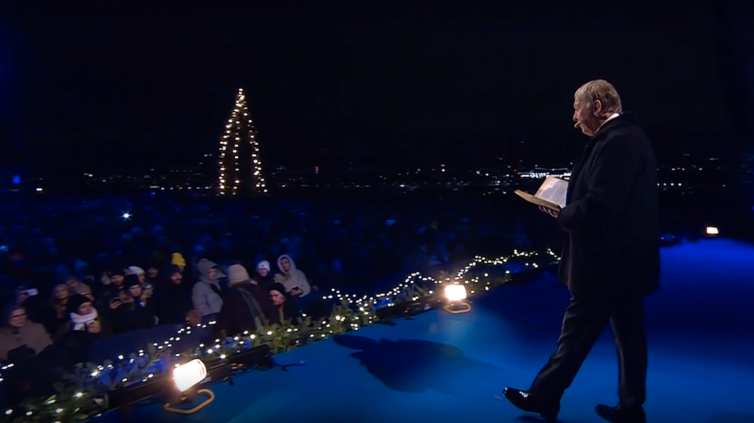 Klimataktivister försökte storma scenen under SVT:s nyårsfirande. 