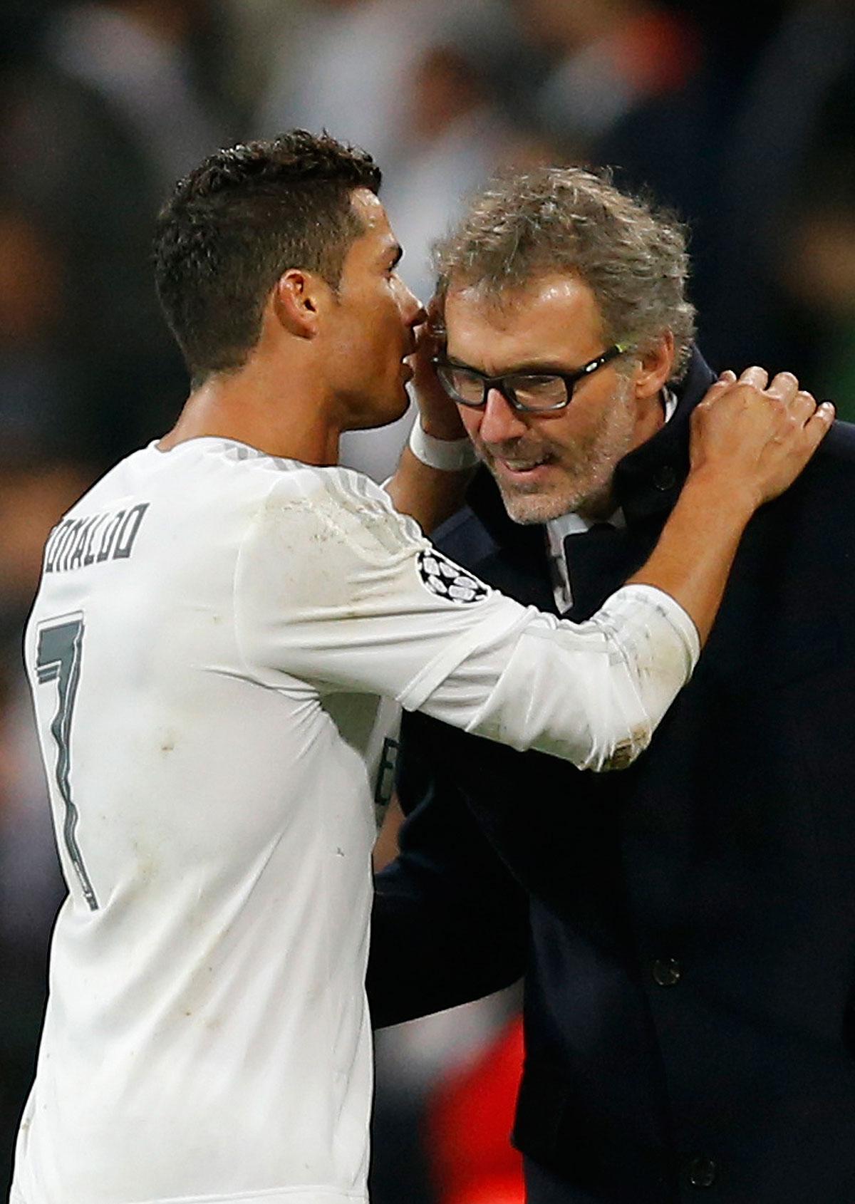 Ronaldo i samspråk med PSG-tränaren vid tidigare mötet.