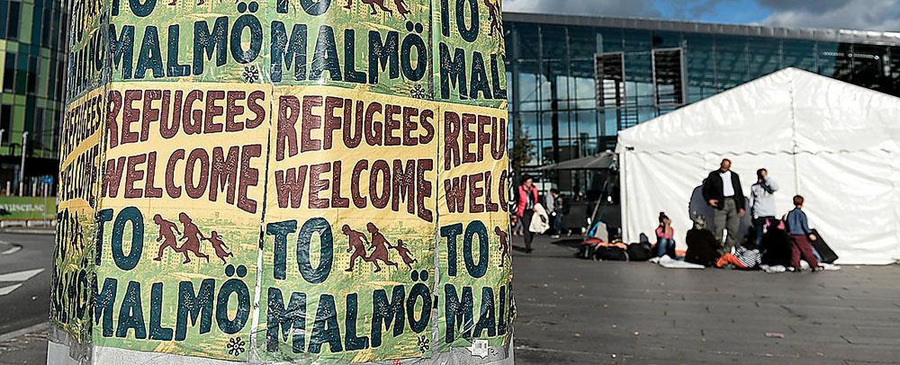Välkomnande budskap mötte flyktingarna i Malmö hösten 2015.