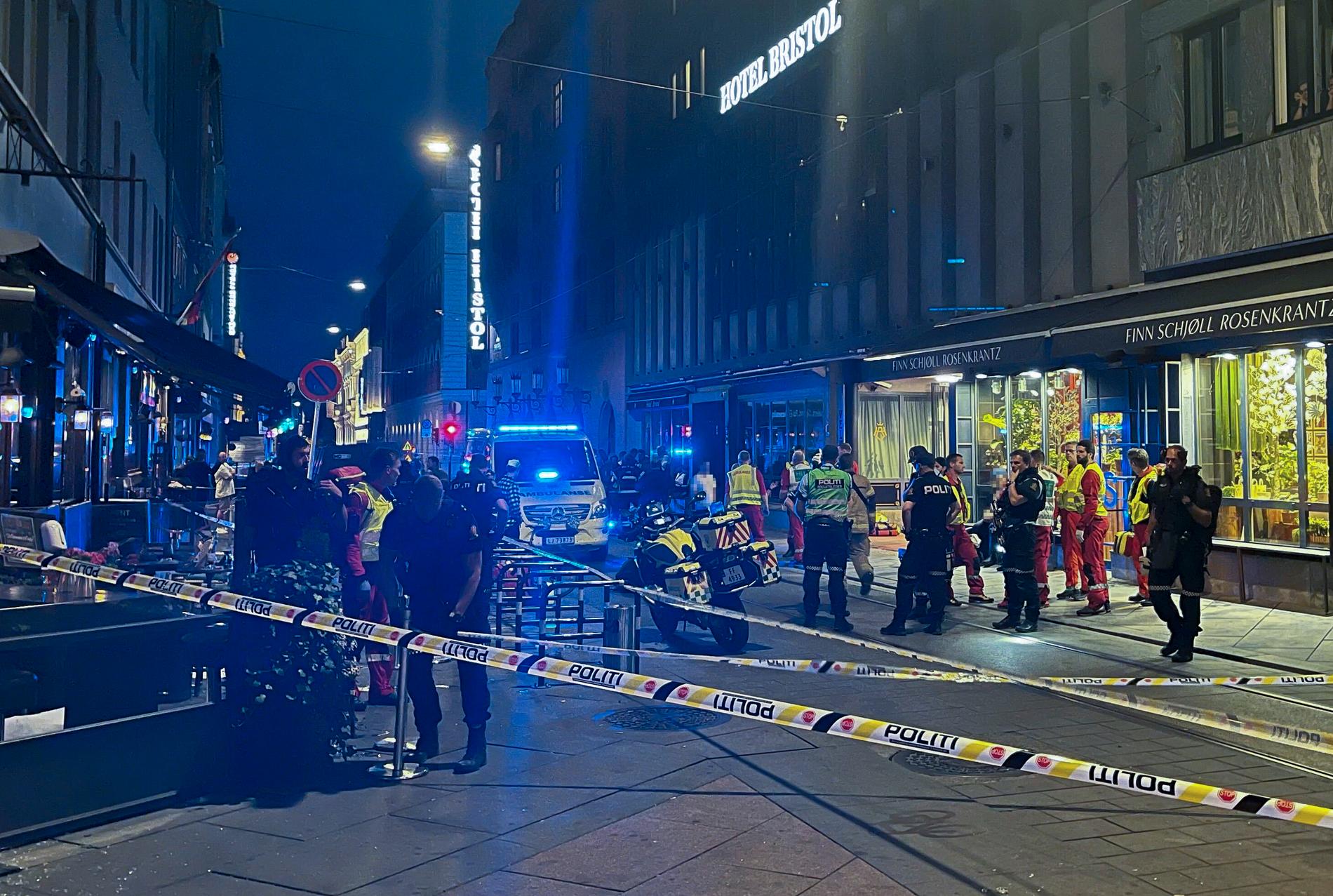 Polis och räddningstjänst utanför London pub. 