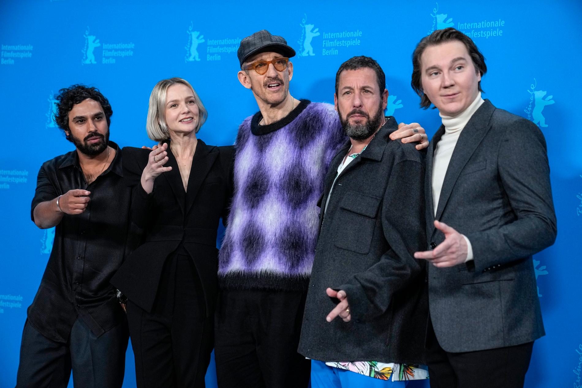 Johan Renck (mitten) tillsammans med skådespelarna Kunal Nayyar, Carey Mulligan, Adam Sandler och Paul Dano på filmfestivalen i Berlin. Arkivbild.