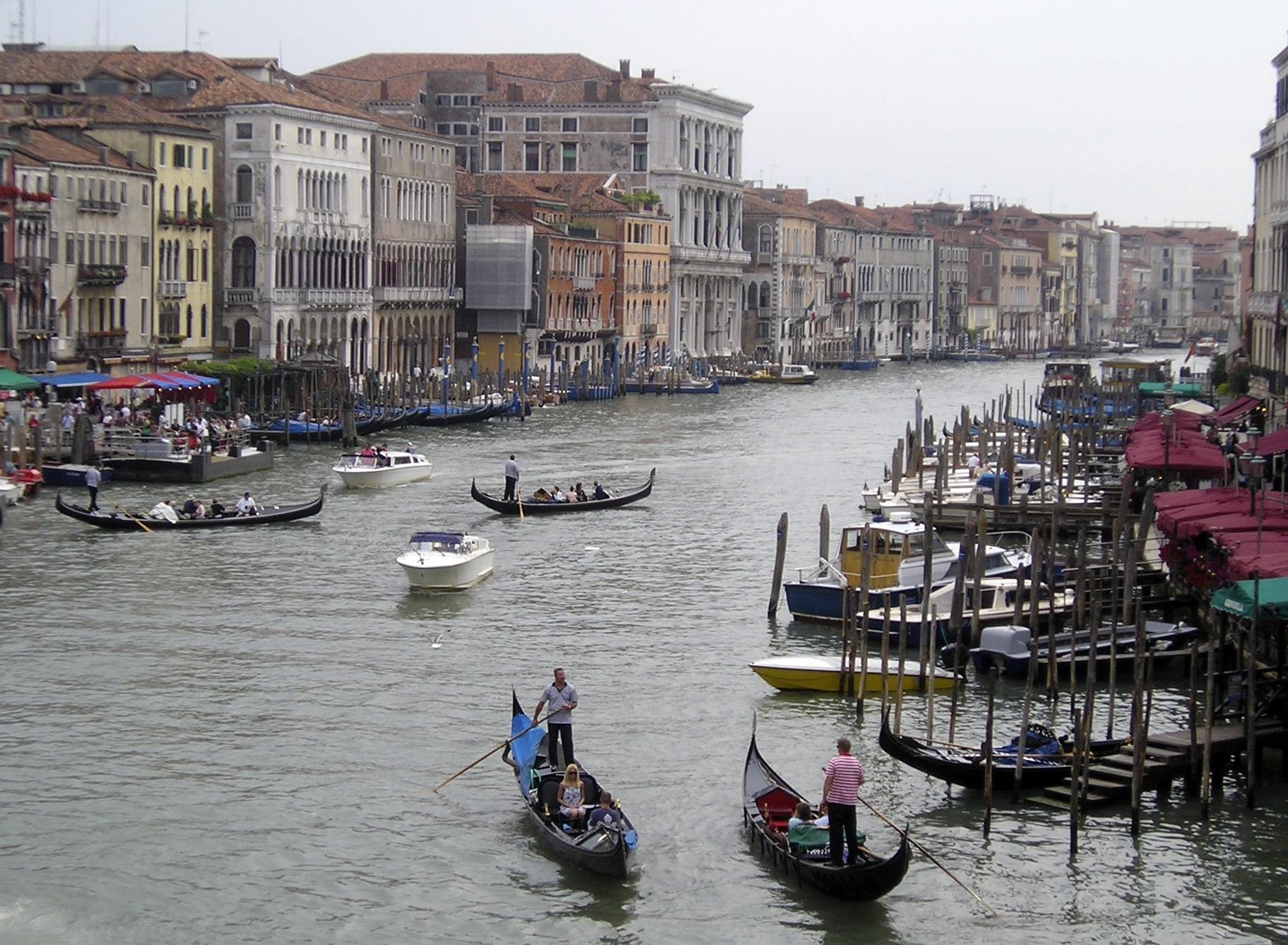 Nu kostar det att besöka Venedig under dagen. Alla är inte nöjda med beslutet och boende samt föreningar i staden har valt att protestera mot införandet. Arkivbild.