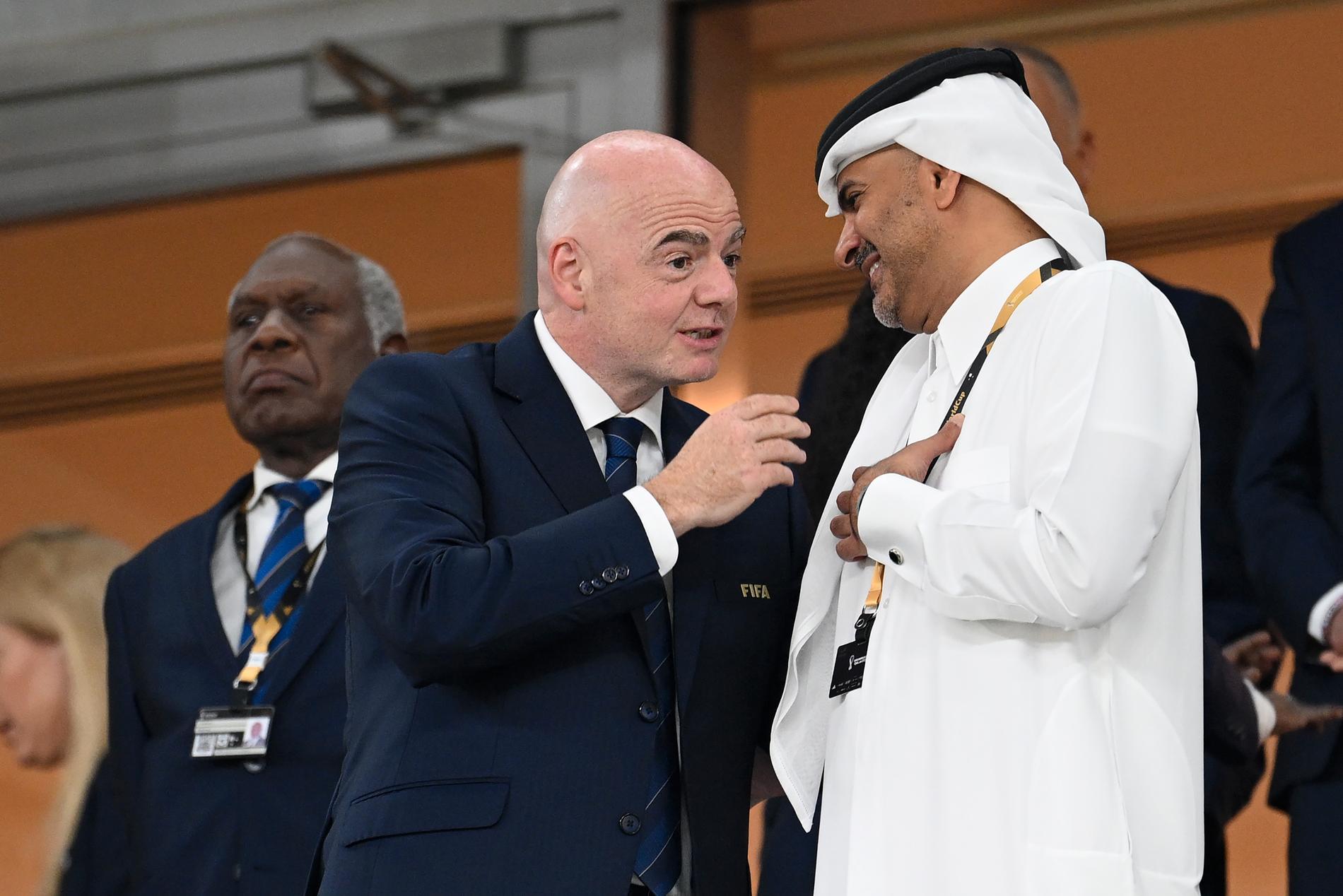 Gianni Infantino tillsammans med Qatars premiärminiSter Khalid bin Khalifa bin Abdulaziz Al Thani.