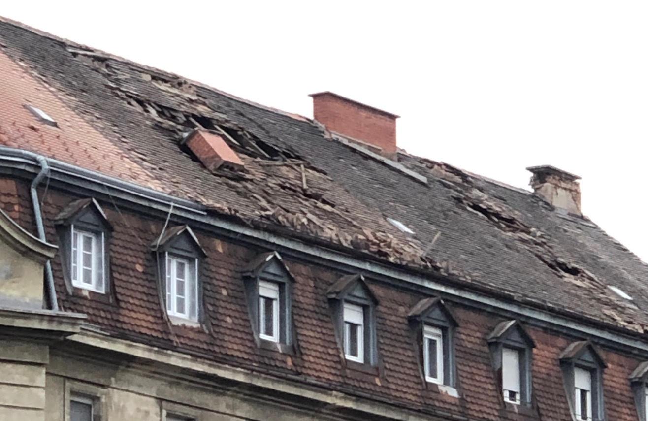 Taket på grannhuset, som också rasade.