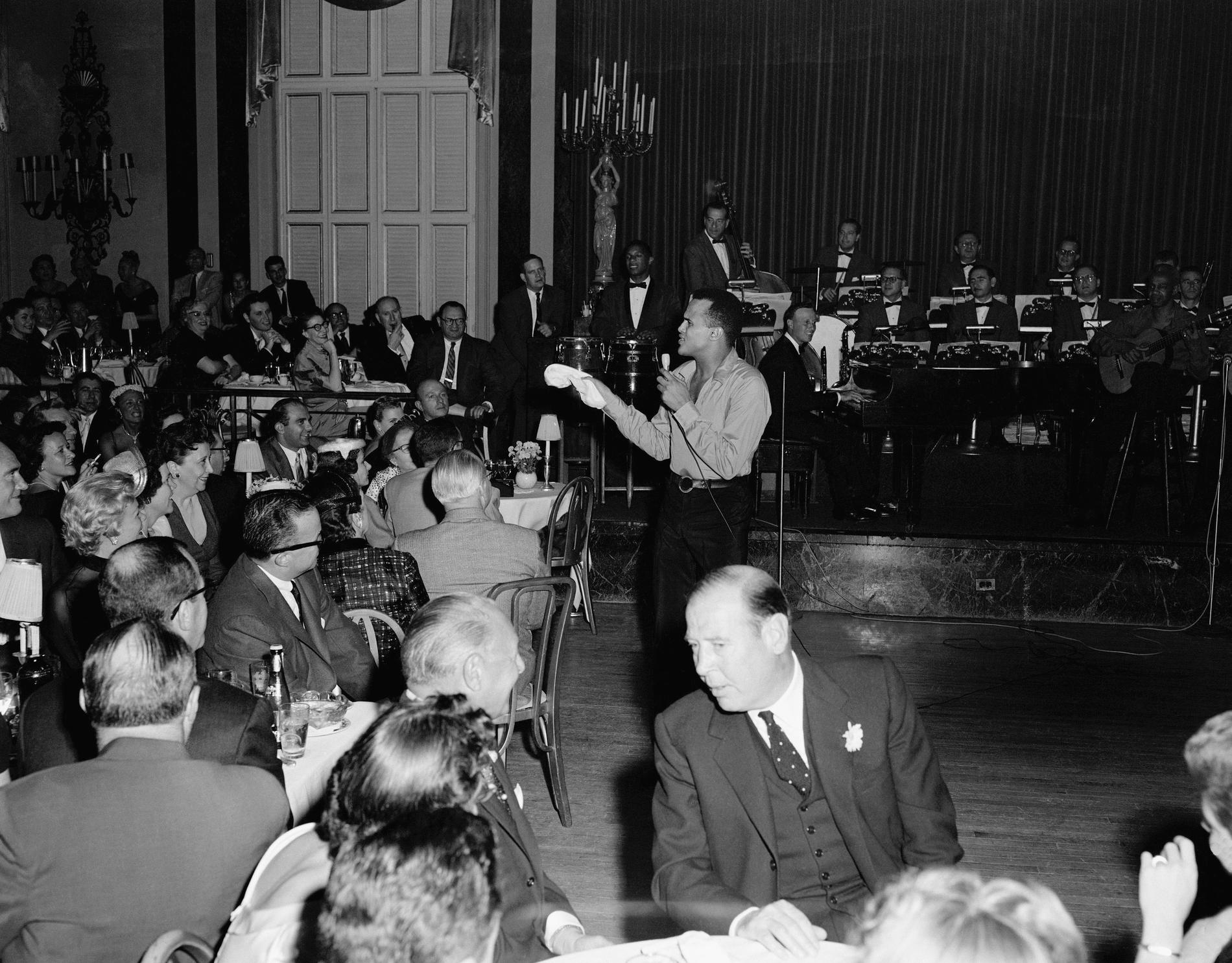 Harry Belafonte uppträder på Waldorf-Astoria hotellet i New York år 1956.  