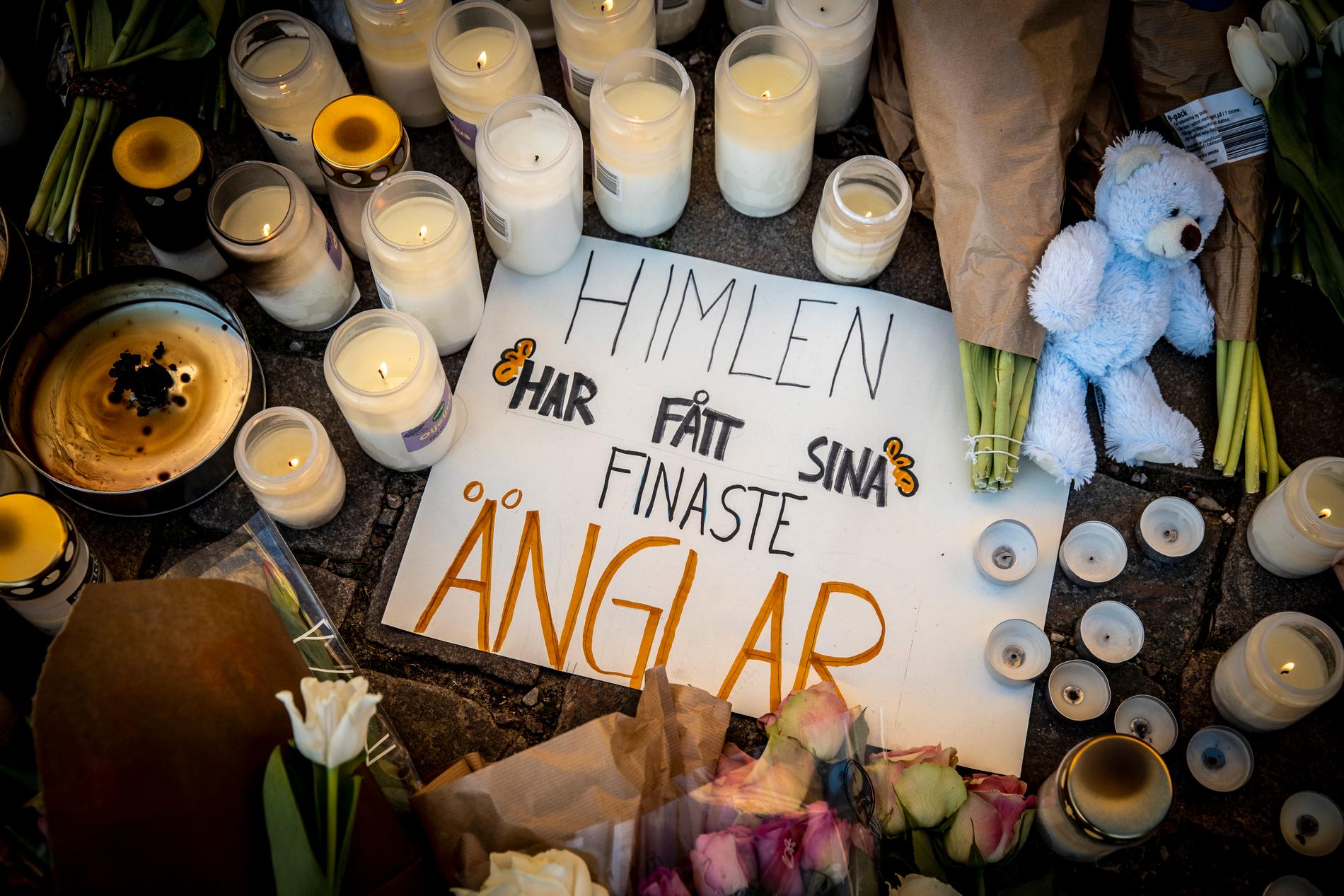 Blommor och ljus på minnesplatsen utanför gymnasieskolan Malmö Latinskola efter dådet där två lärare dödades. 