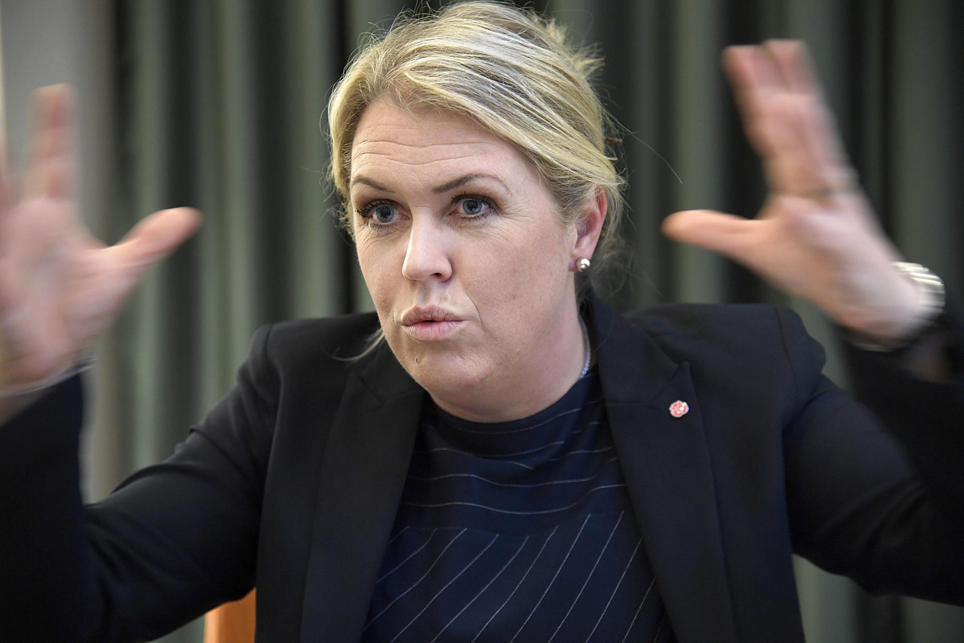Socialminister Lena Hallengren kallar Facebook till möte efter 200 sekunders granskning. 