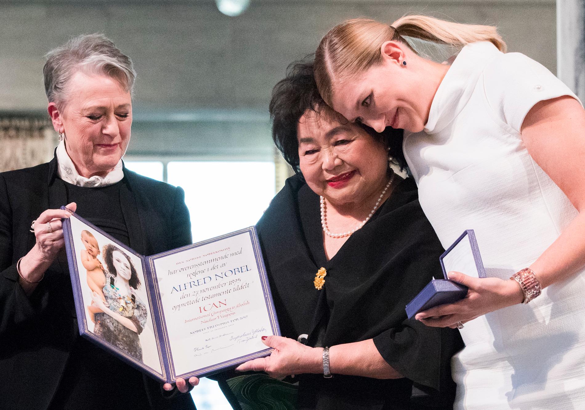 Beatrice Fihn och Hiroshima-överlevaren Setsuko Thurlow tar emot Nobels fredspris i Oslo rådhus.