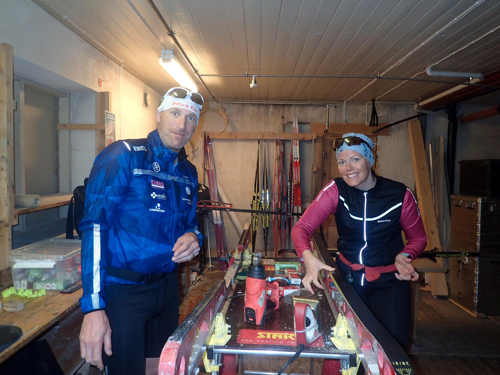 Tränaren Magnus Ingesson och systern Cecilia Kalla inne i vallaboden.