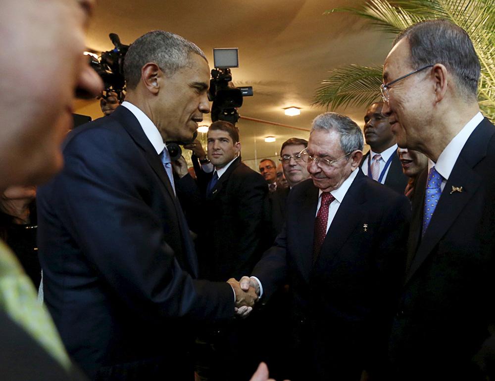 Här möts Barack Obama och Raúl Castro redan innan det väntade historiska samtalet mellan de båda under lördagen.