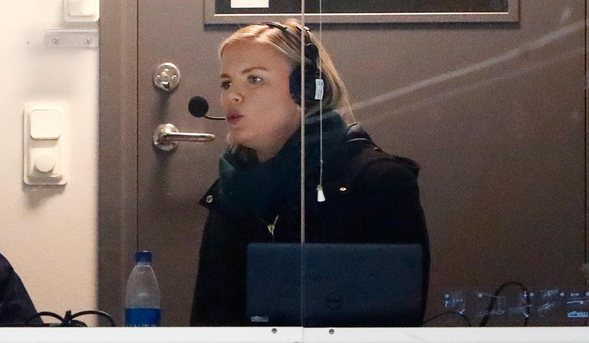 Petra Svensson under en SDHL-match 2019 då hon jobbade på Radiosporten. 