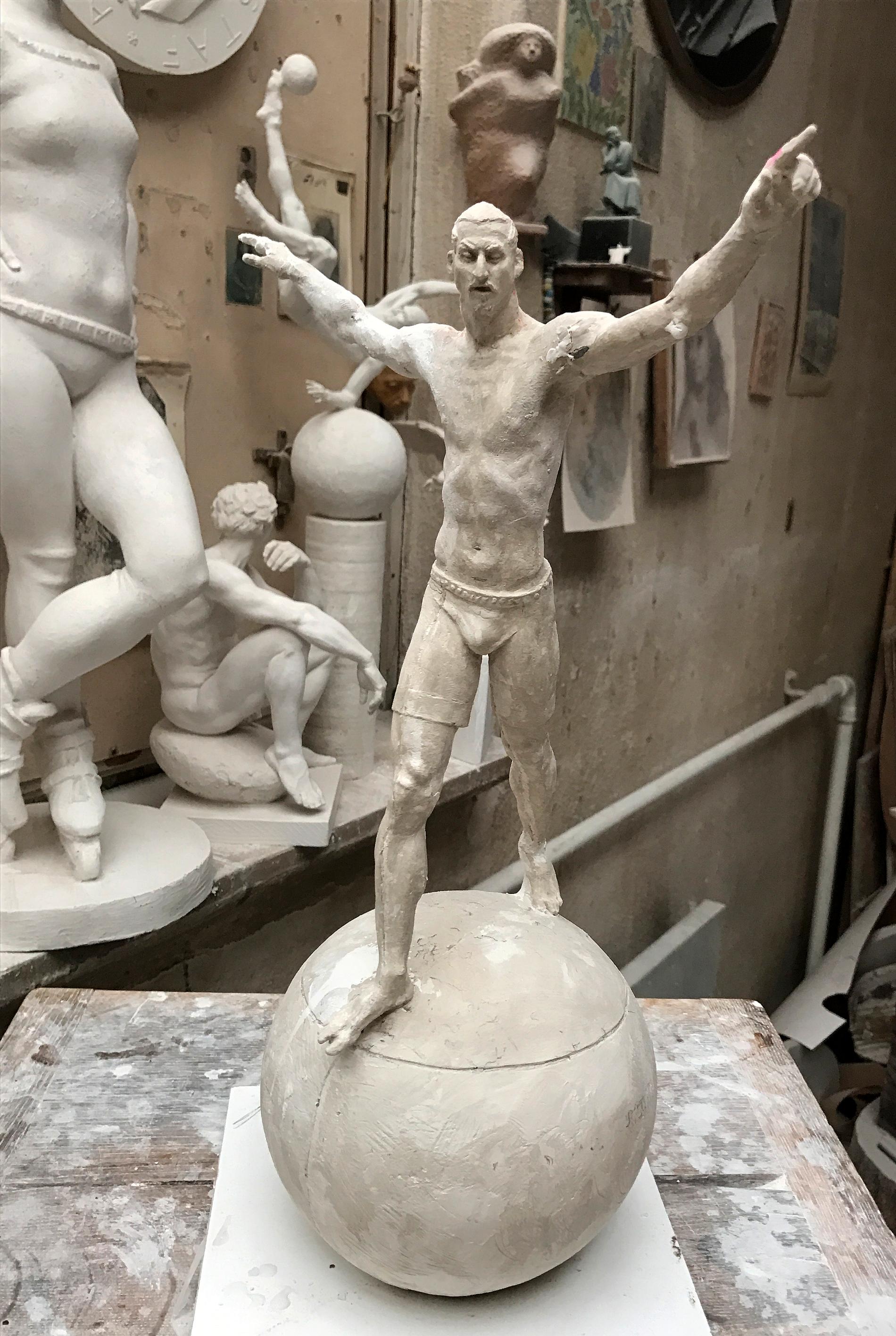 Konstnären Peter Lindés modell av statyn.