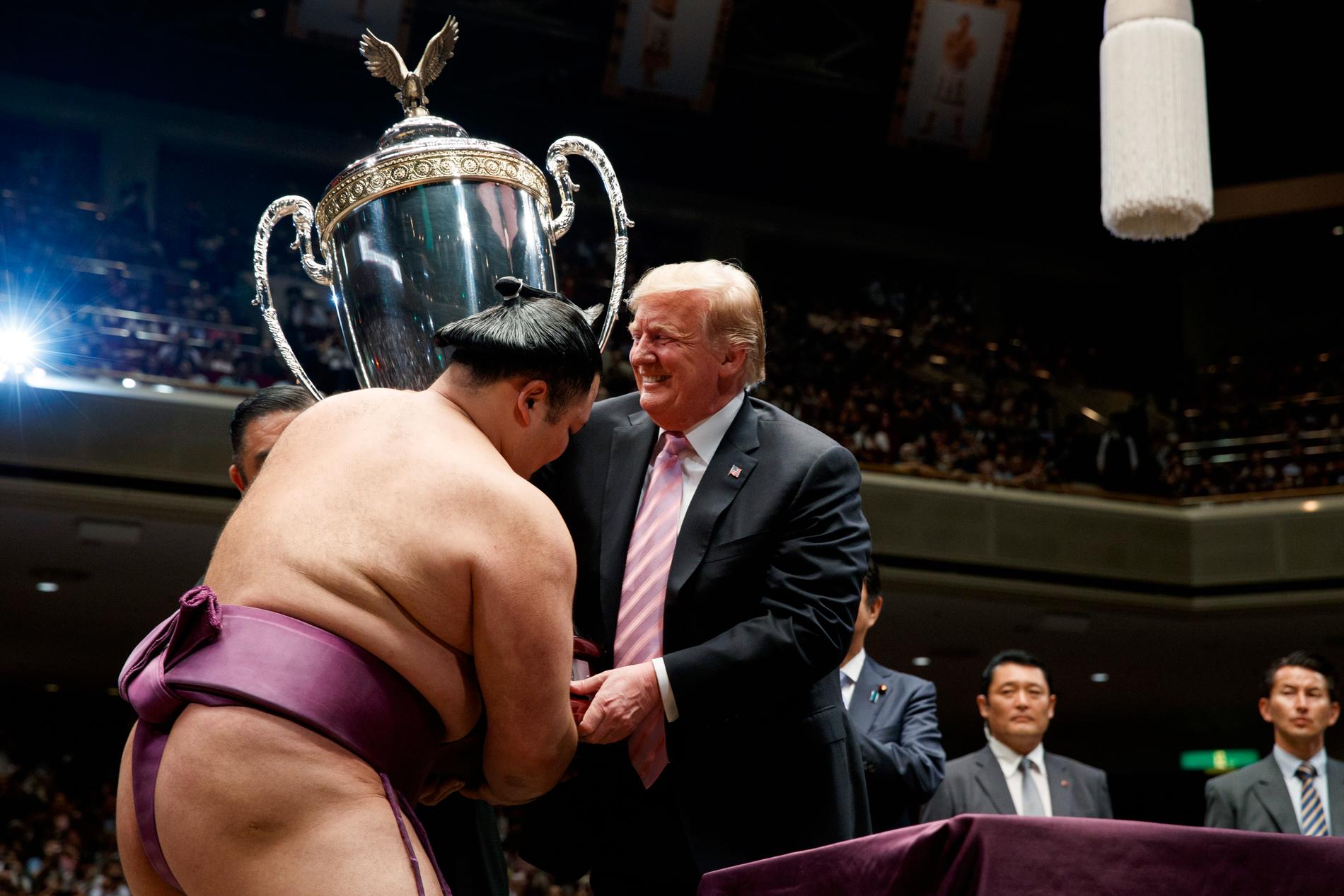 Efter tävling kom Donald Trump upp i ringen och gratulerade vinnaren, Asanoyama och räckte över pokalen.