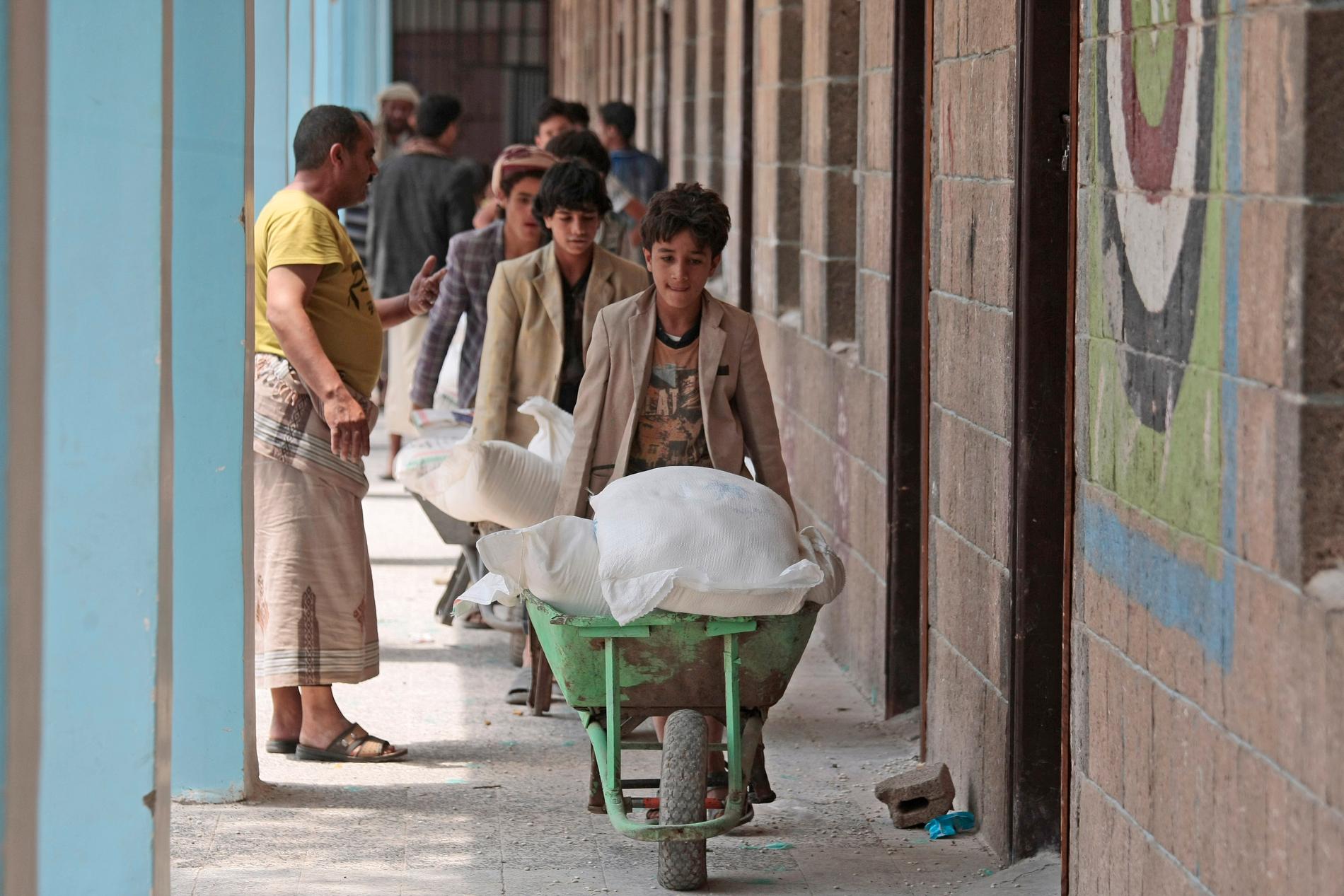 Miljontals internflyktingar i Jemen förlitar sig på FN:s matinsatser för att klara sig för dagen.