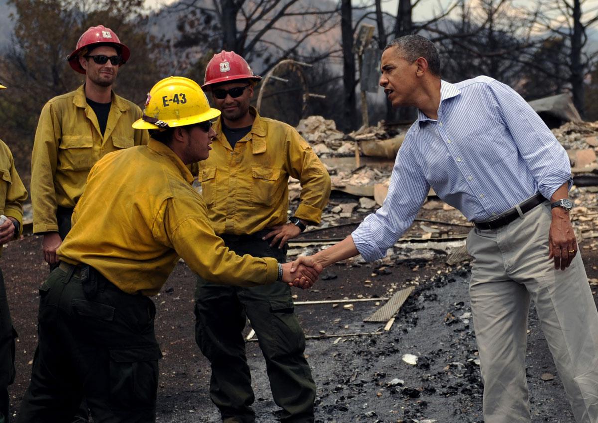 Obama hälsar på brandmäni Colorado som bekämpar skogsbranden bäst de kan.