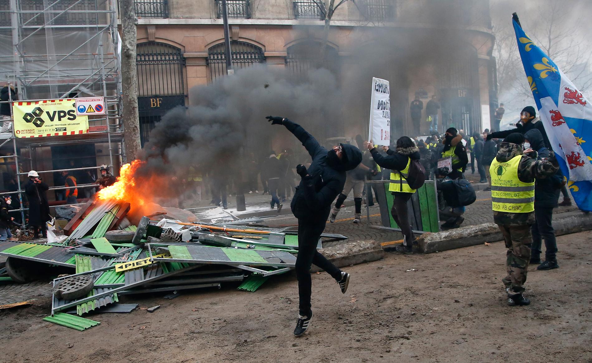 För elfte helgen i rad protesterade de så kallade Gula västarna i Frankrike på lördagen. I Paris greps 223 personer under dagen.