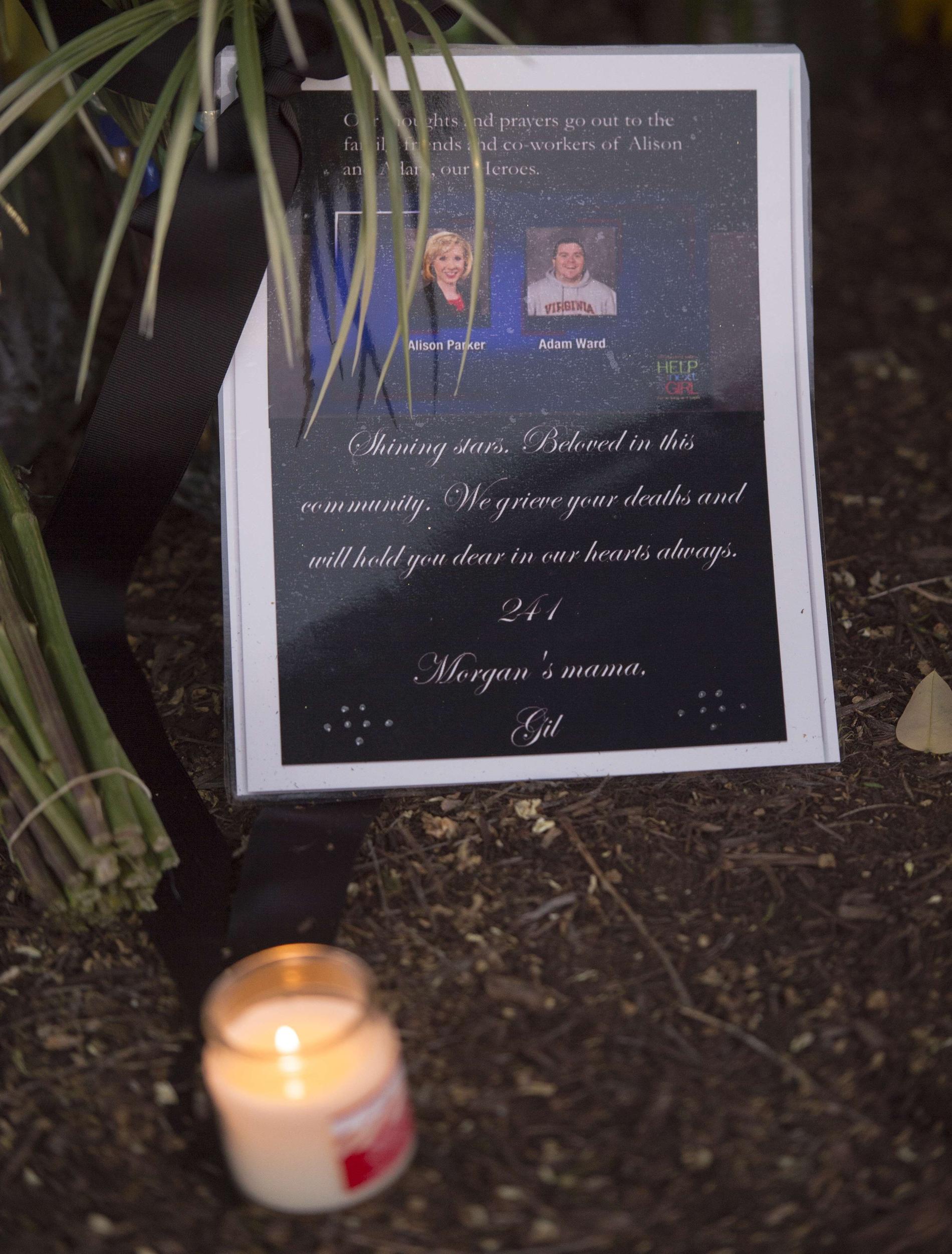 En minnesbild på de mördade journalisterna Alison Parker, 24, och Adam Ward, 27, utanför tv-kanalens redaktion på torsdagen.